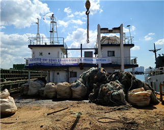 공단-KB국민은행-WWF 맑은바다 침적쓰레기 수거작업 ⓒ 한국어촌어항공단