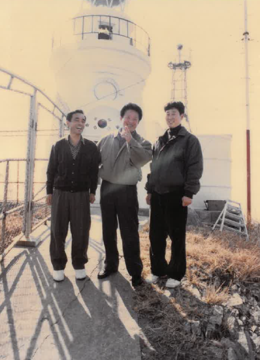 2대 故김창웅 주무관의 모습(‘95, 홍도등대 / 사진 가운데) ⓒ 해양수산부 